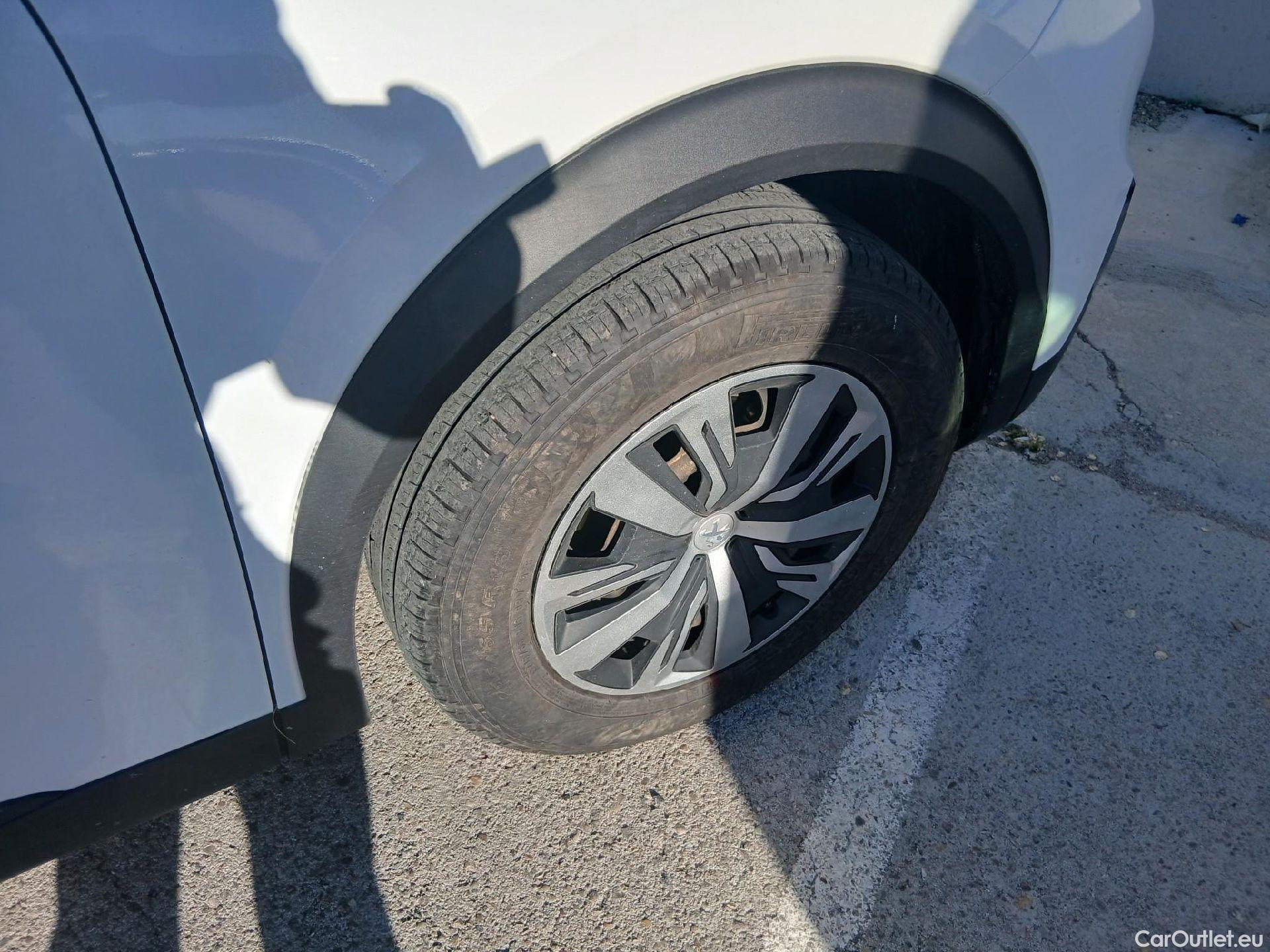  Peugeot  2008 PEUGEOT  / 2019 / 5P / todoterreno Active BlueHDI 81kW (110CV) #30
