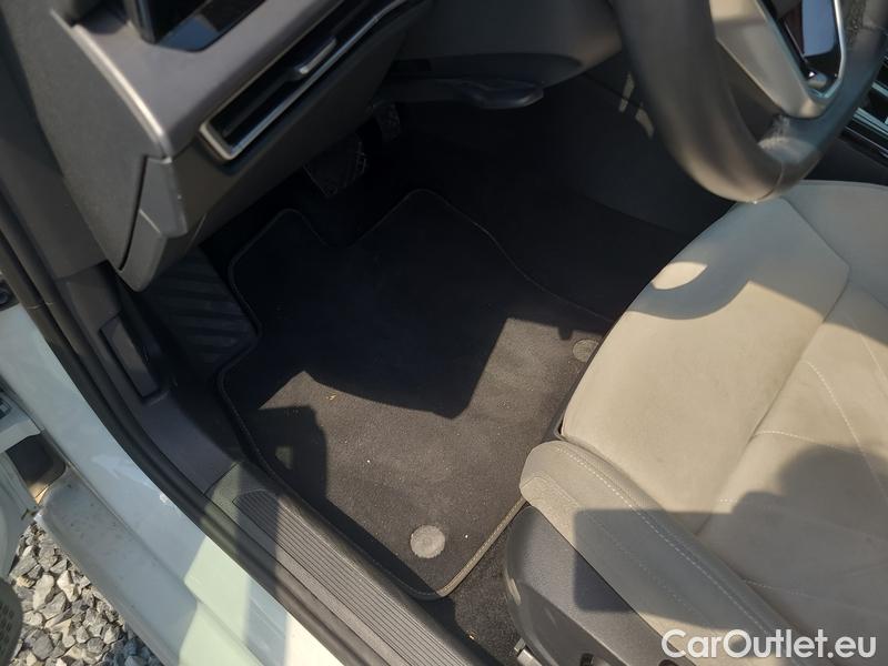  Volkswagen  Golf  7 (2012) Var.2.0TDI 110 Style AT #2