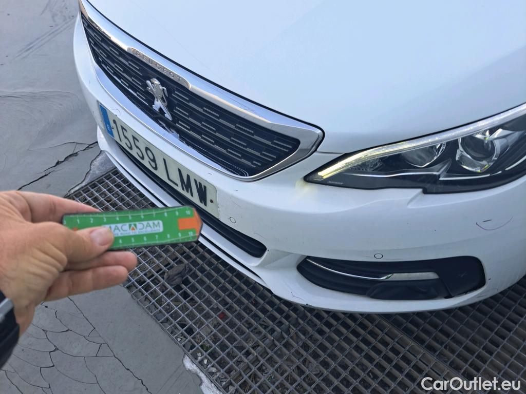  Peugeot  308 PEUGEOT  / 2017 / 5P / berlina con portón 5p Allure PureTech 130 S&S #46