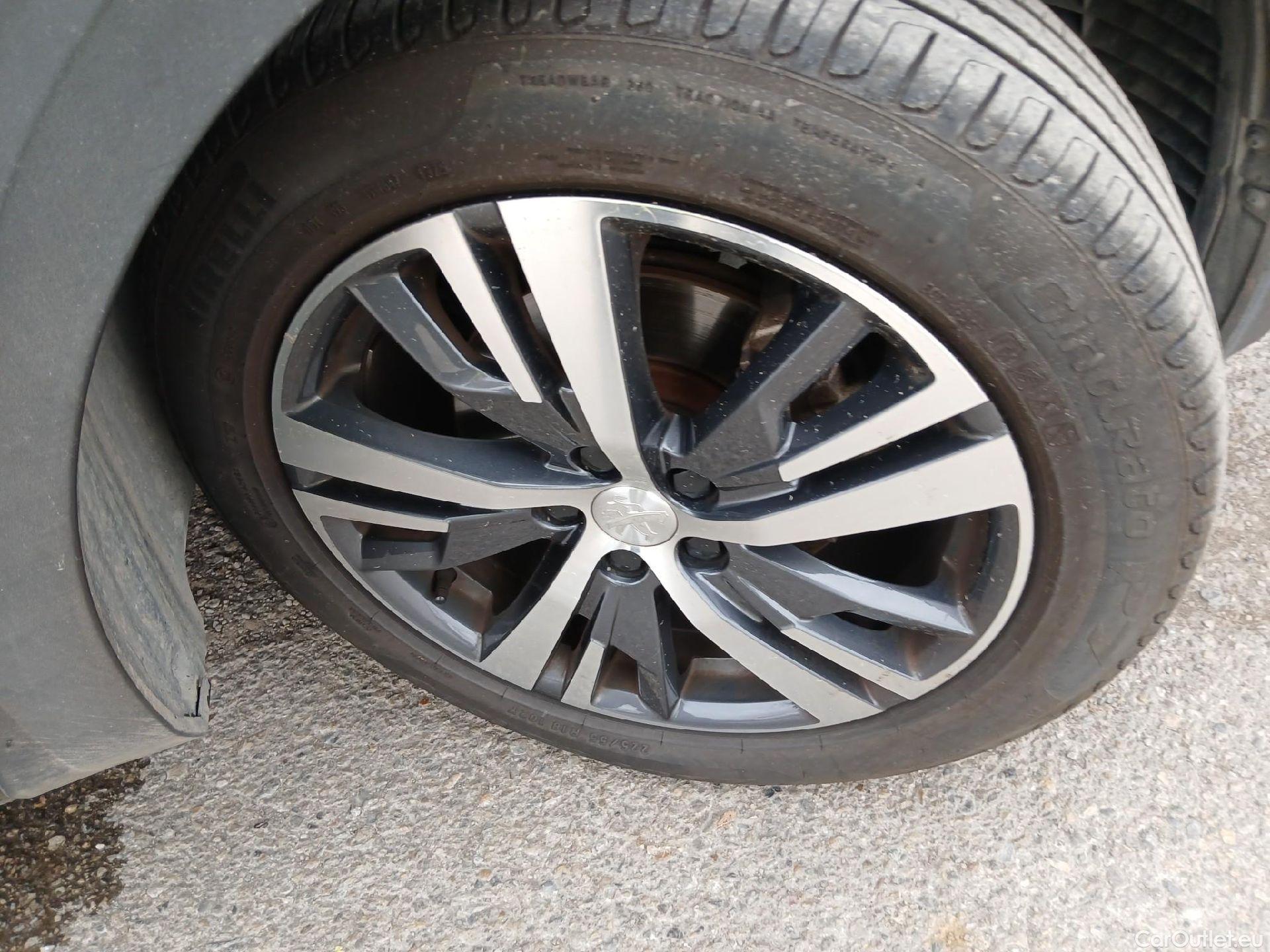  Peugeot  5008 PEUGEOT  / 2020 / 5P / todoterreno 1.5 BlueHDi 96kW S&S Allure Pack EAT8 #41
