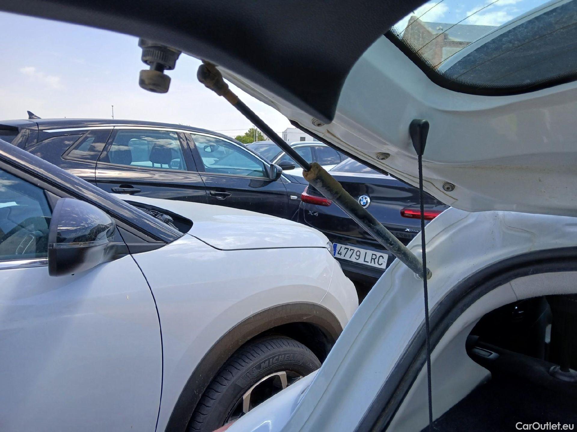  Renault  Clio RENAULT  / 2019 / 5P / berlina con portón Equilibre Blue dCi 74kW (100CV) #3