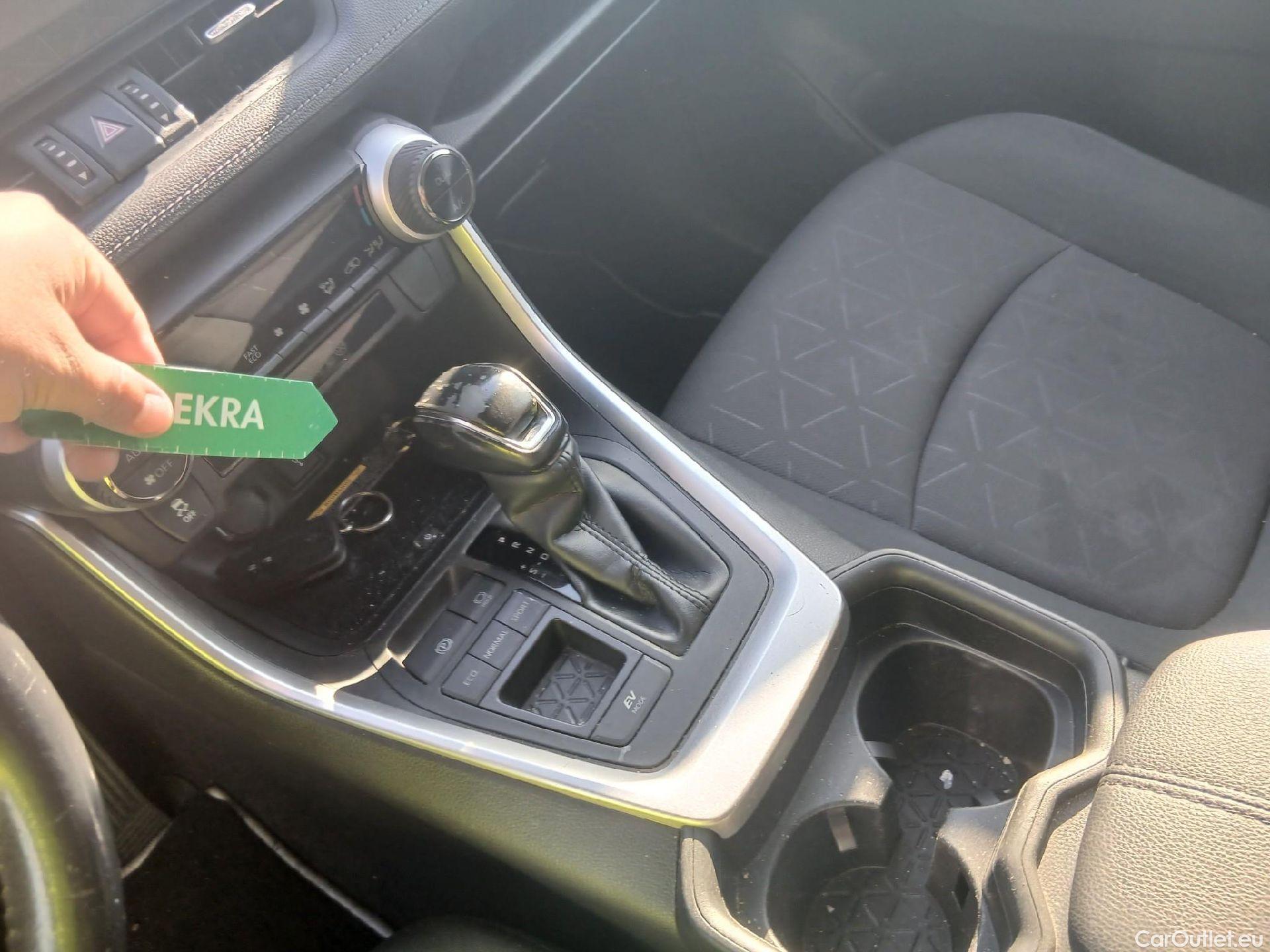  Toyota  RAV4 TOYOTA  / 2018 / 5P / todoterreno 2.5l 220H Advance #6