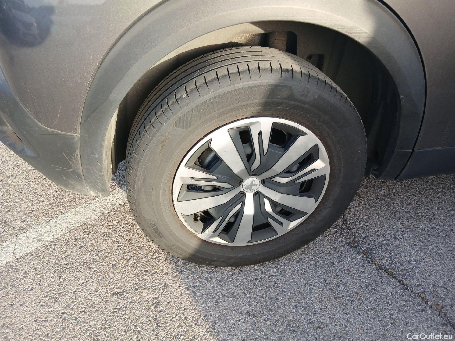  Peugeot  2008 PEUGEOT  / 2019 / 5P / todoterreno Active BlueHDI 81kW (110CV) #39