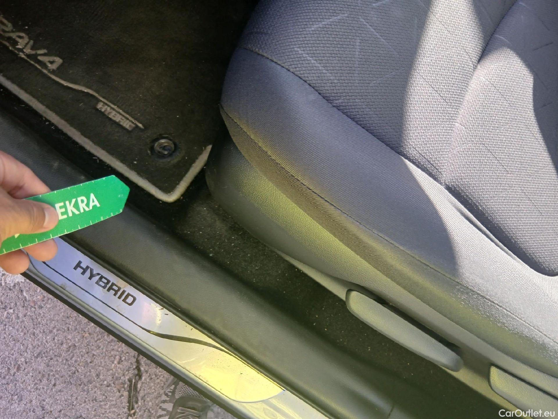  Toyota  RAV4 TOYOTA  / 2018 / 5P / todoterreno 2.5l 220H Advance #2