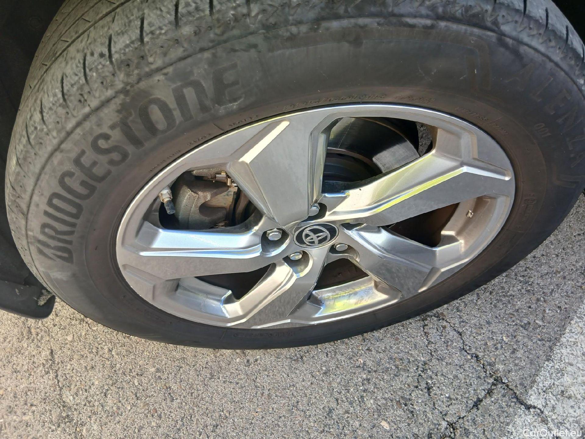  Toyota  RAV4 TOYOTA  / 2018 / 5P / todoterreno 2.5l 220H Advance #10