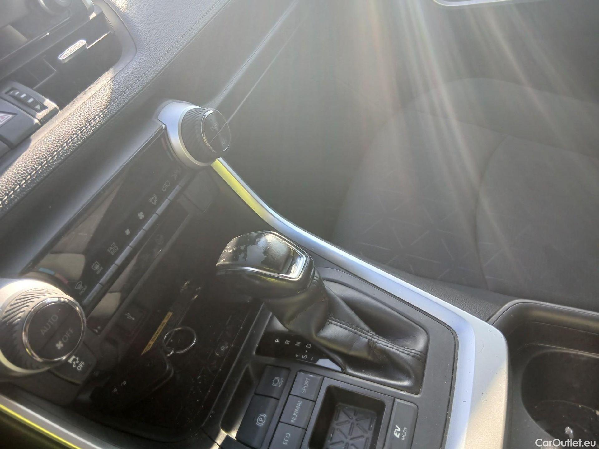  Toyota  RAV4 TOYOTA  / 2018 / 5P / todoterreno 2.5l 220H Advance #5