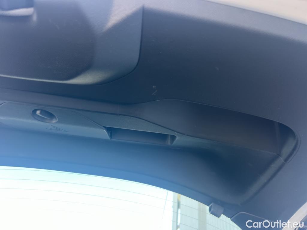  Peugeot  2008 PEUGEOT  / 2019 / 5P / todoterreno Allure BlueHDI 100 S&S BVM6 (AC) #13