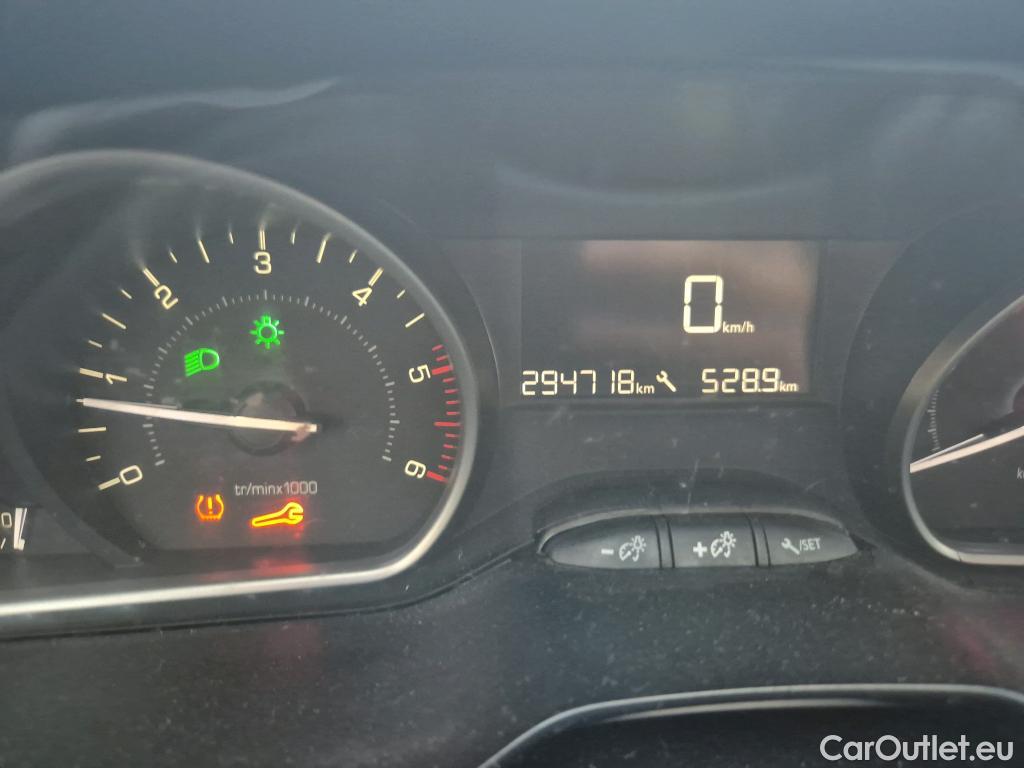  Peugeot  208 PEUGEOT  / 2015 / 5P / berlina con portón 5P ACTIVE BlueHDi 73kW (100CV) #52