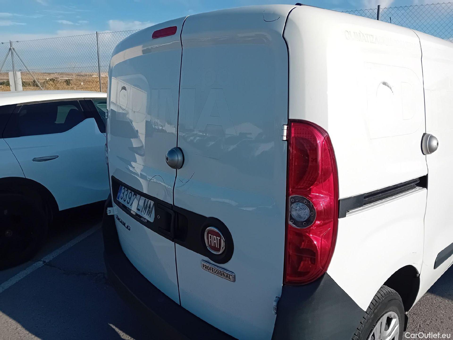  Fiat  Doblo FIAT Doblò Cargo/2015/4P/furgón derivado de turismo Cargo SX 1.3 Mjet 70 kW (95 CV) #37