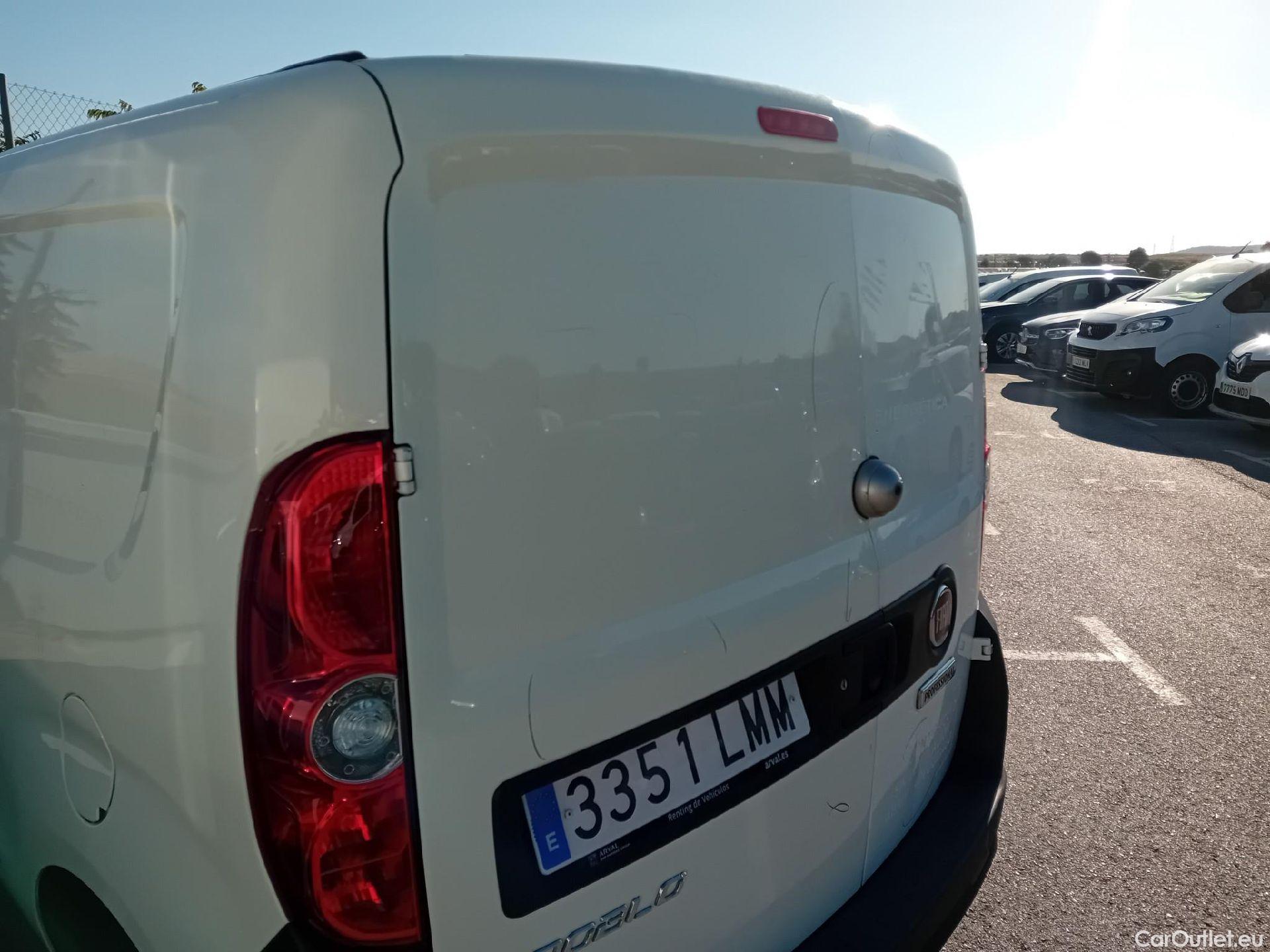  Fiat  Doblo FIAT Doblò Cargo/2015/4P/furgón derivado de turismo Cargo SX 1.3 Mjet 70 kW (95 CV) #27