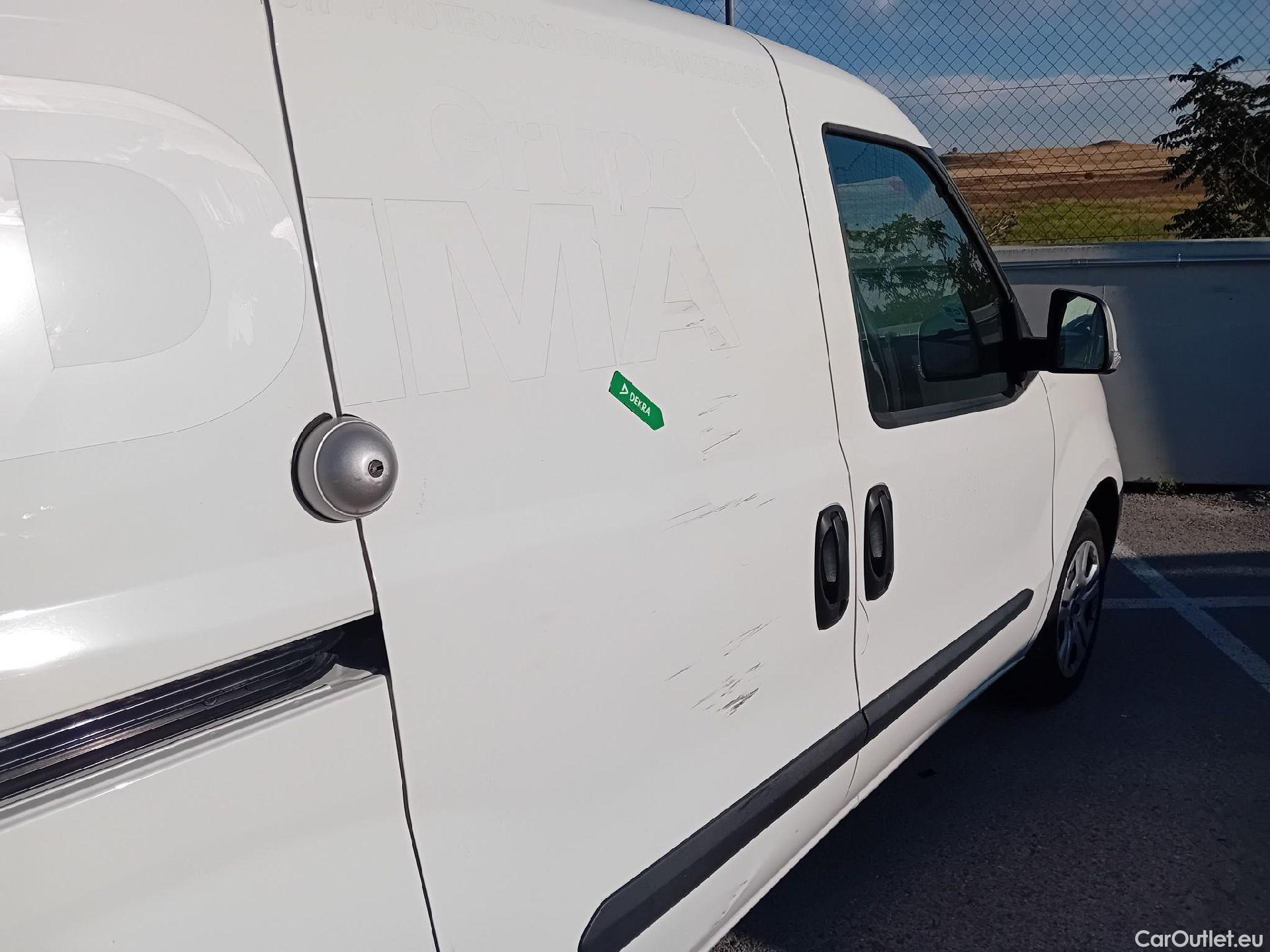 Fiat  Doblo FIAT Doblò Cargo/2015/4P/furgón derivado de turismo Cargo SX 1.3 Mjet 70 kW (95 CV) #42