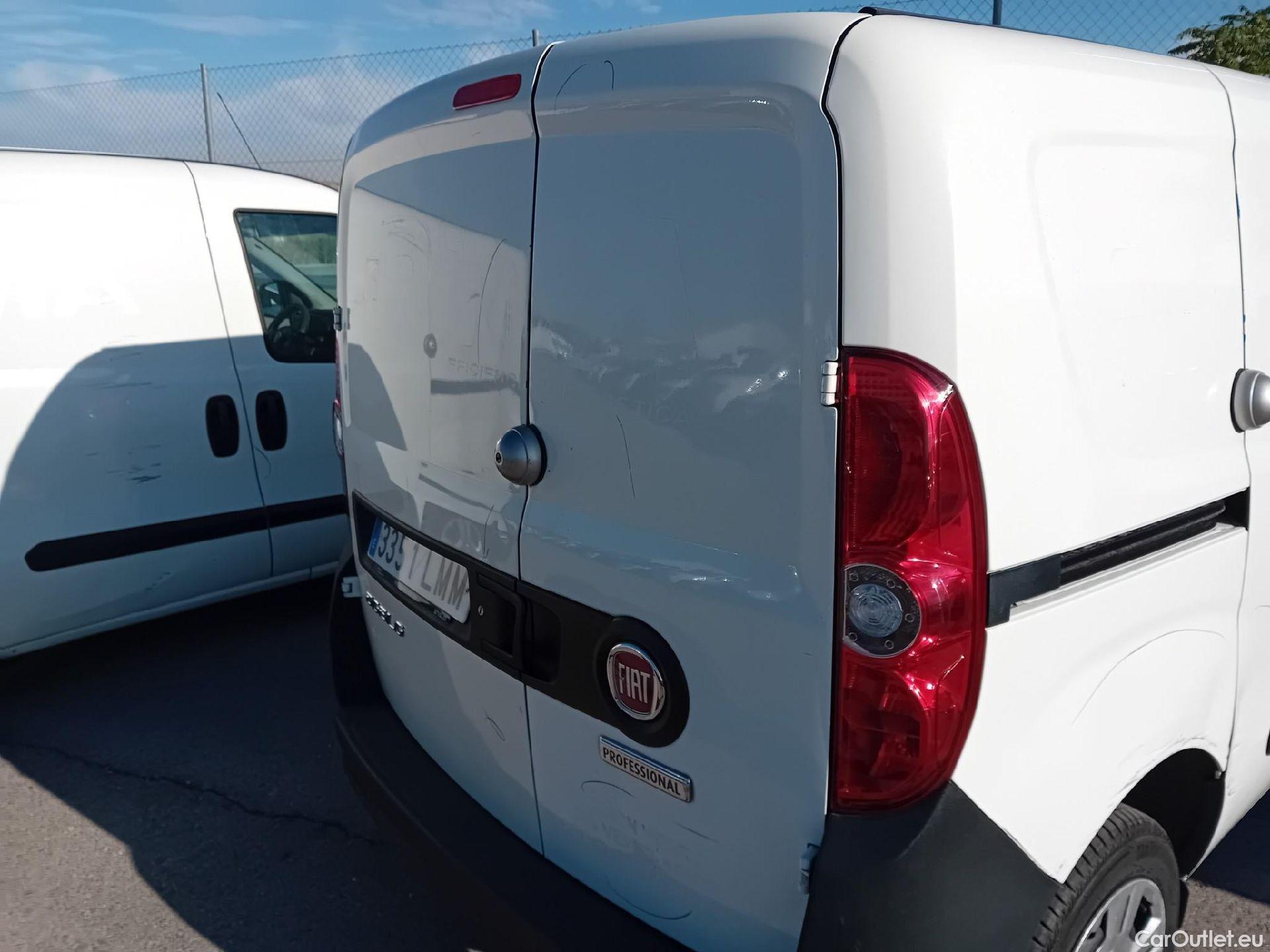  Fiat  Doblo FIAT Doblò Cargo/2015/4P/furgón derivado de turismo Cargo SX 1.3 Mjet 70 kW (95 CV) #28