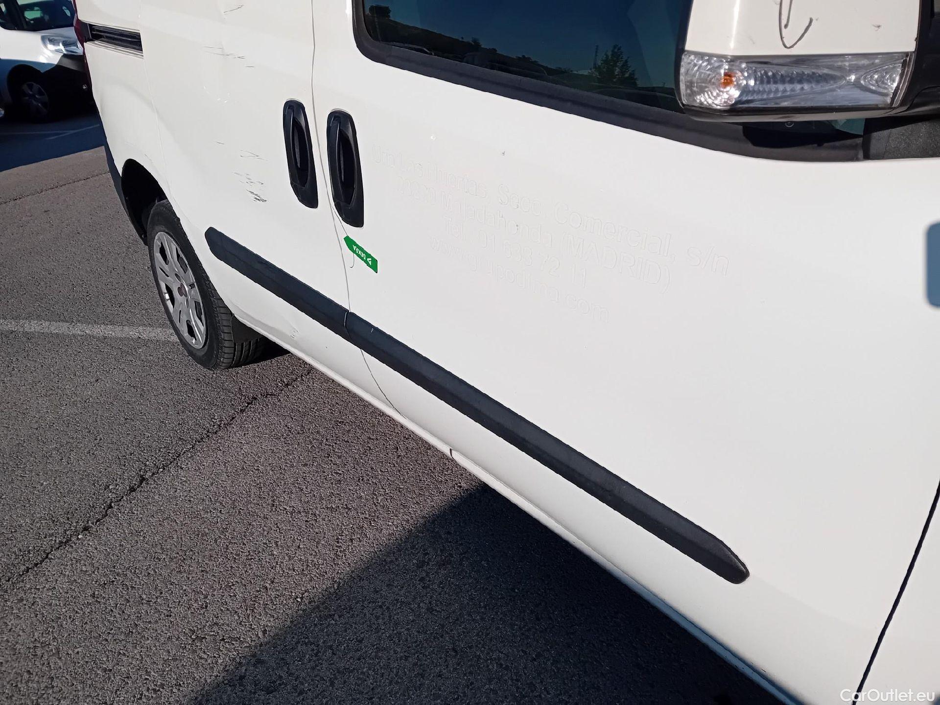  Fiat  Doblo FIAT Doblò Cargo/2015/4P/furgón derivado de turismo Cargo SX 1.3 Mjet 70 kW (95 CV) #50