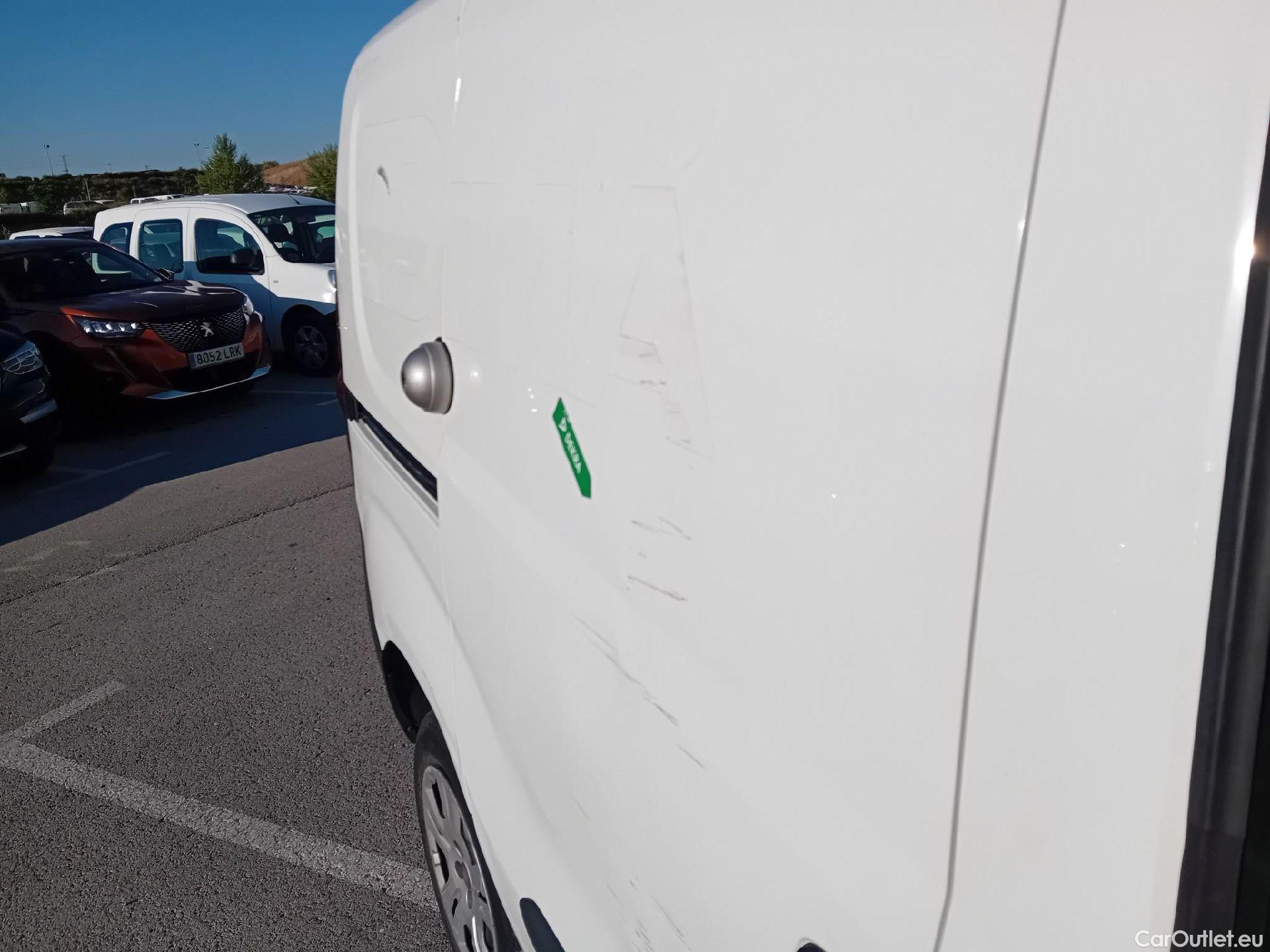  Fiat  Doblo FIAT Doblò Cargo/2015/4P/furgón derivado de turismo Cargo SX 1.3 Mjet 70 kW (95 CV) #43