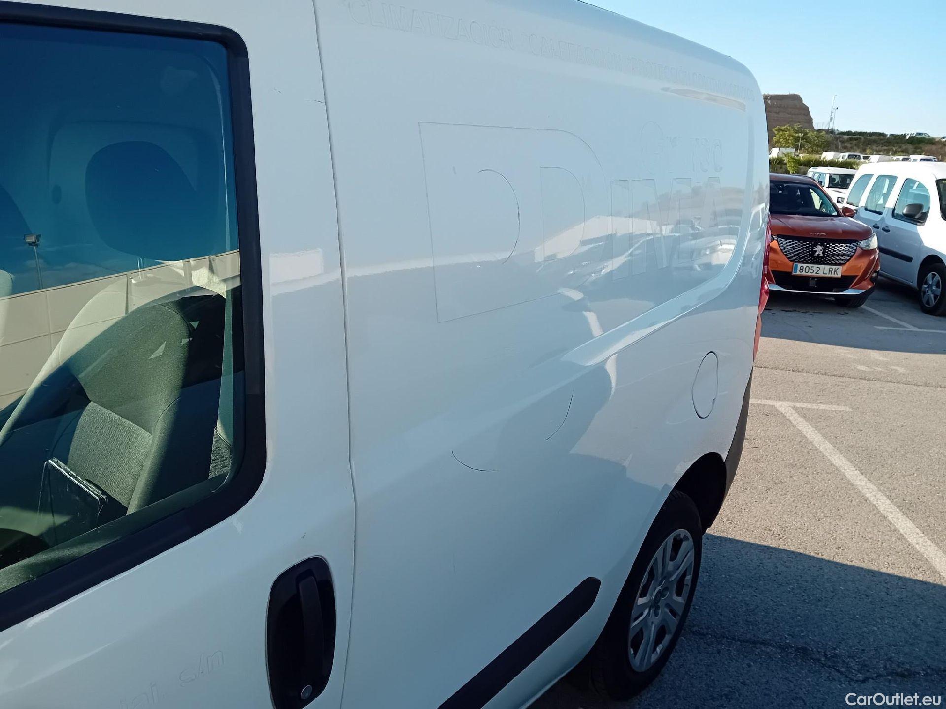  Fiat  Doblo FIAT Doblò Cargo/2015/4P/furgón derivado de turismo Cargo SX 1.3 Mjet 70 kW (95 CV) #28