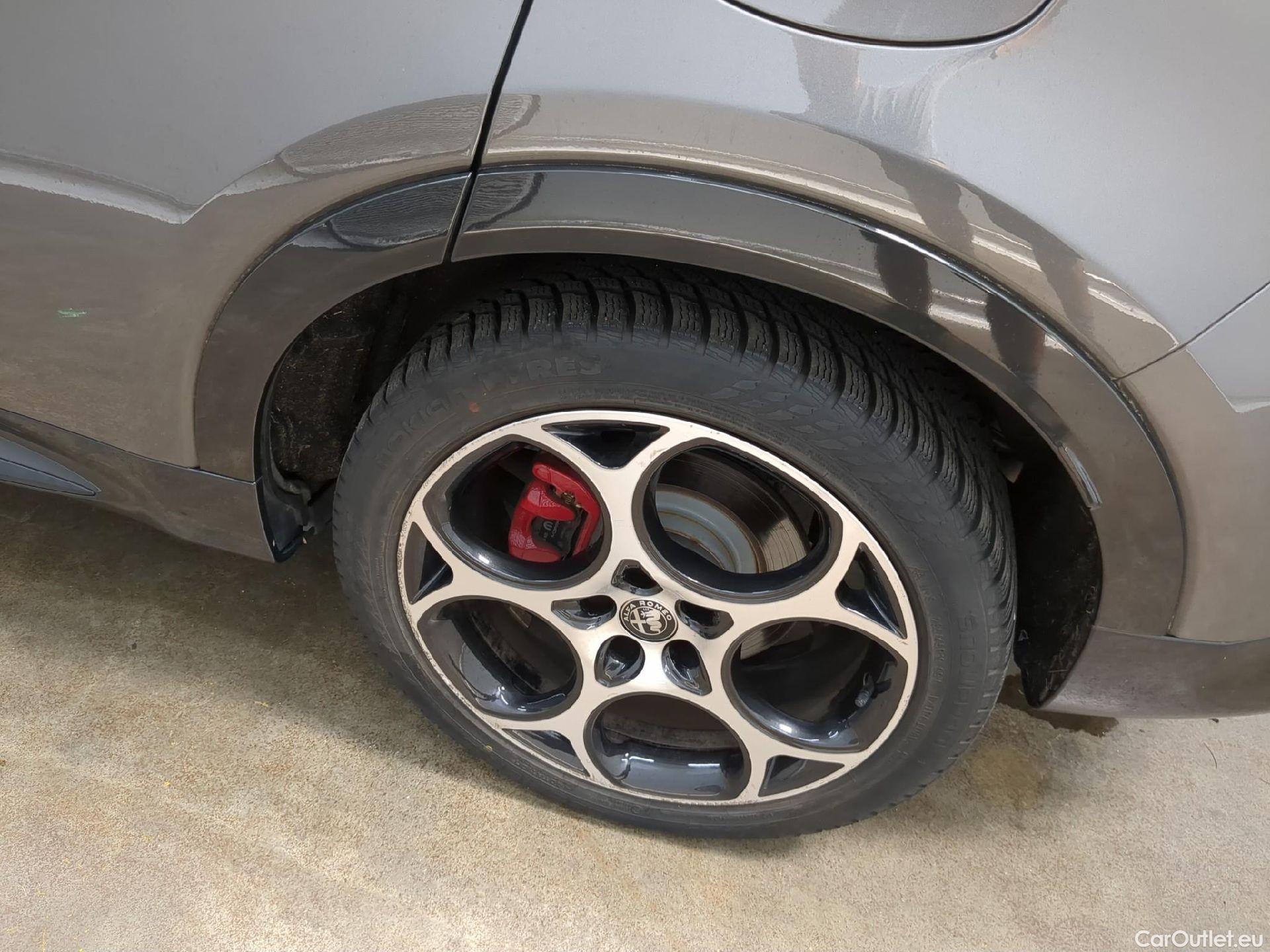  Alfa Romeo  TONALE ALFA ROMEO  / 2022 / 5P / SUV 1.3T PHEV 280 AT6 Q4 Veloce #3