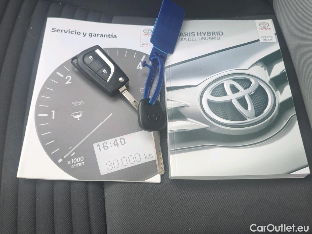  Toyota  Yaris TOYOTA  / 2017 / 5P / berlina con portón 1.5 100H Active #61