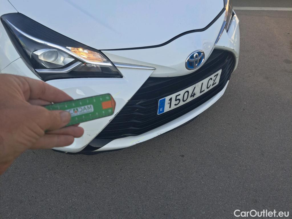  Toyota  Yaris TOYOTA  / 2017 / 5P / berlina con portón 1.5 100H Active #82