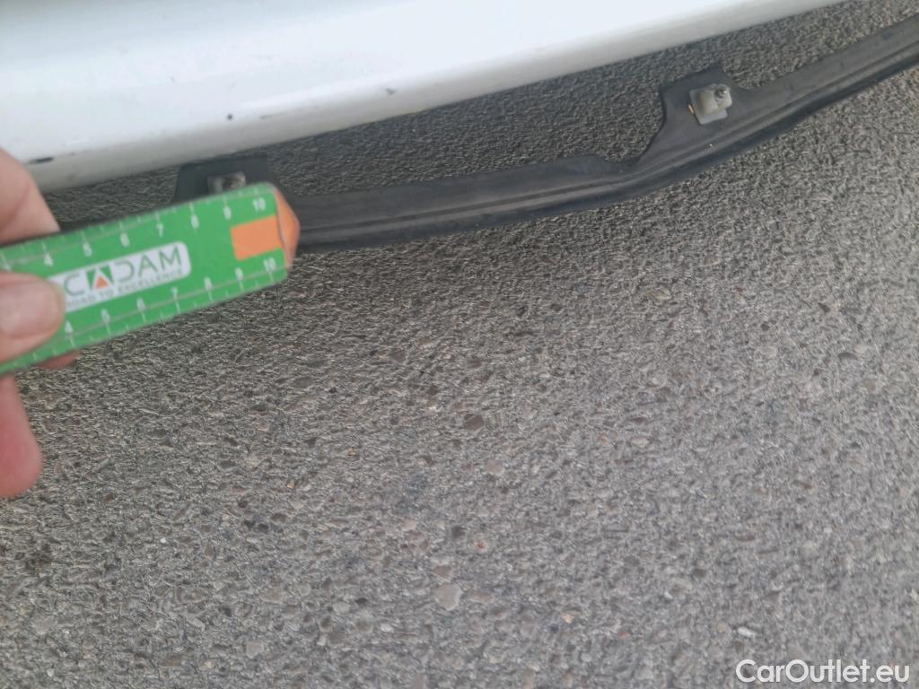  Toyota  Yaris TOYOTA  / 2017 / 5P / berlina con portón 1.5 100H Active #38