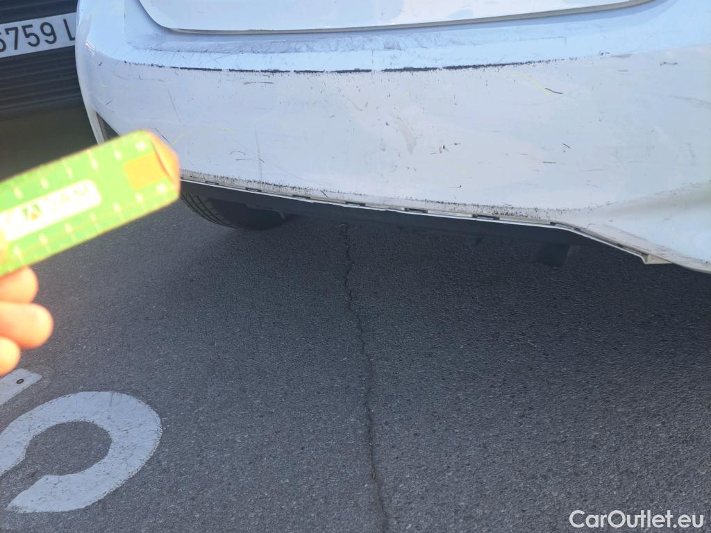  Toyota  Yaris TOYOTA  / 2017 / 5P / berlina con portón 1.5 100H Active #48