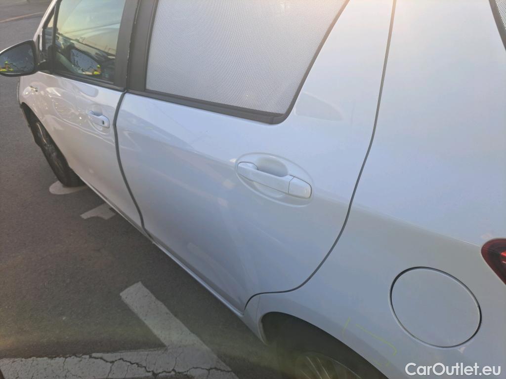  Toyota  Yaris TOYOTA  / 2017 / 5P / berlina con portón 1.5 100H Active #87