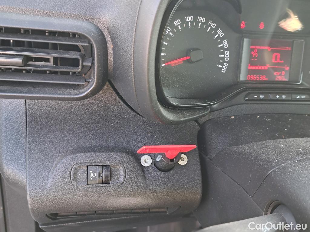  Citroen  Berlingo CITROEN  / 2018 / 5P / furgón derivado de turismo Doble Cab. Talla XL BlueHDi 100 CONTROL #39