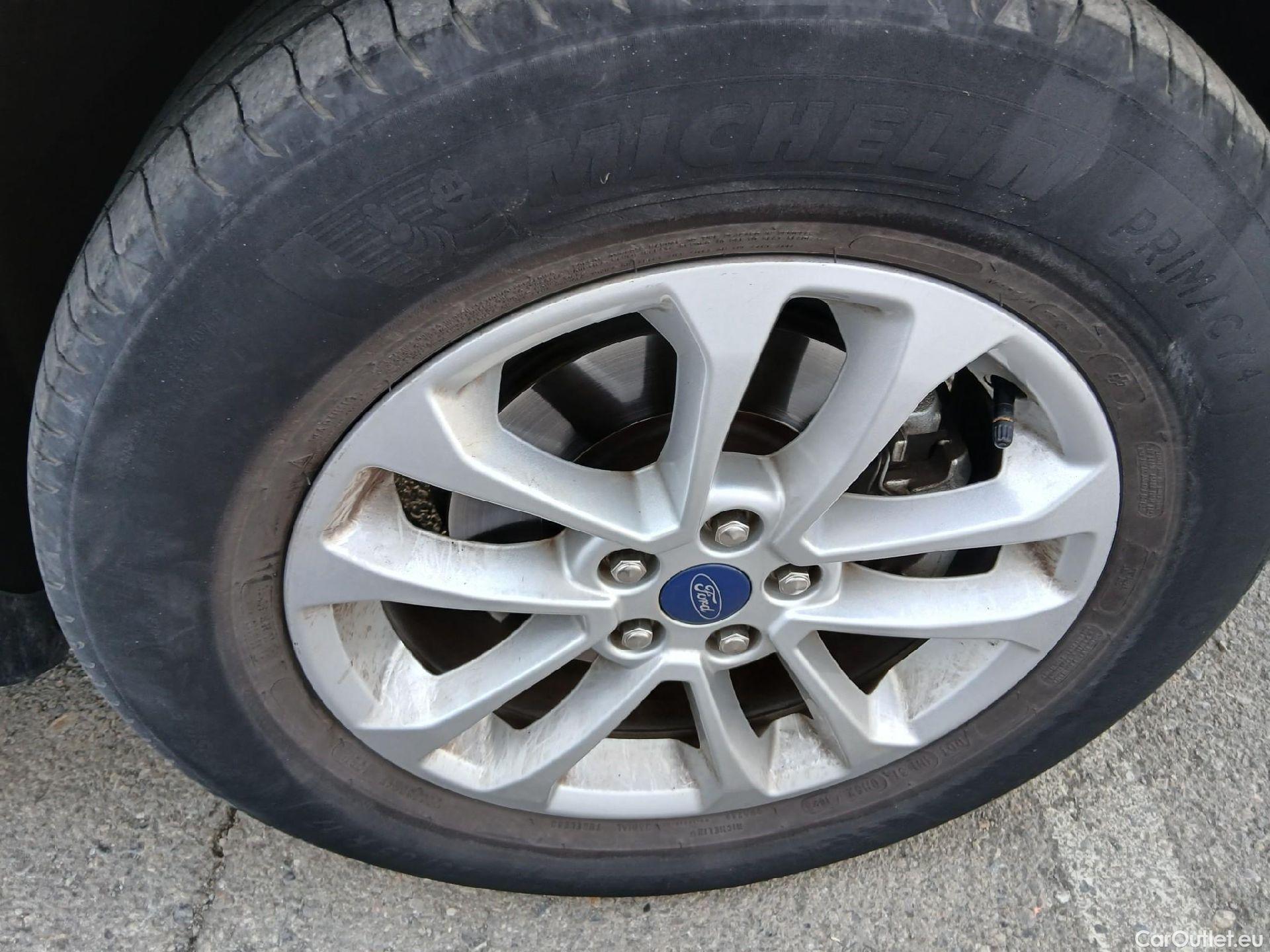  Ford  Kuga FORD  / 2019 / 5P / todoterreno Titanium 2.5 Duratec FHEV 140kW Auto #32