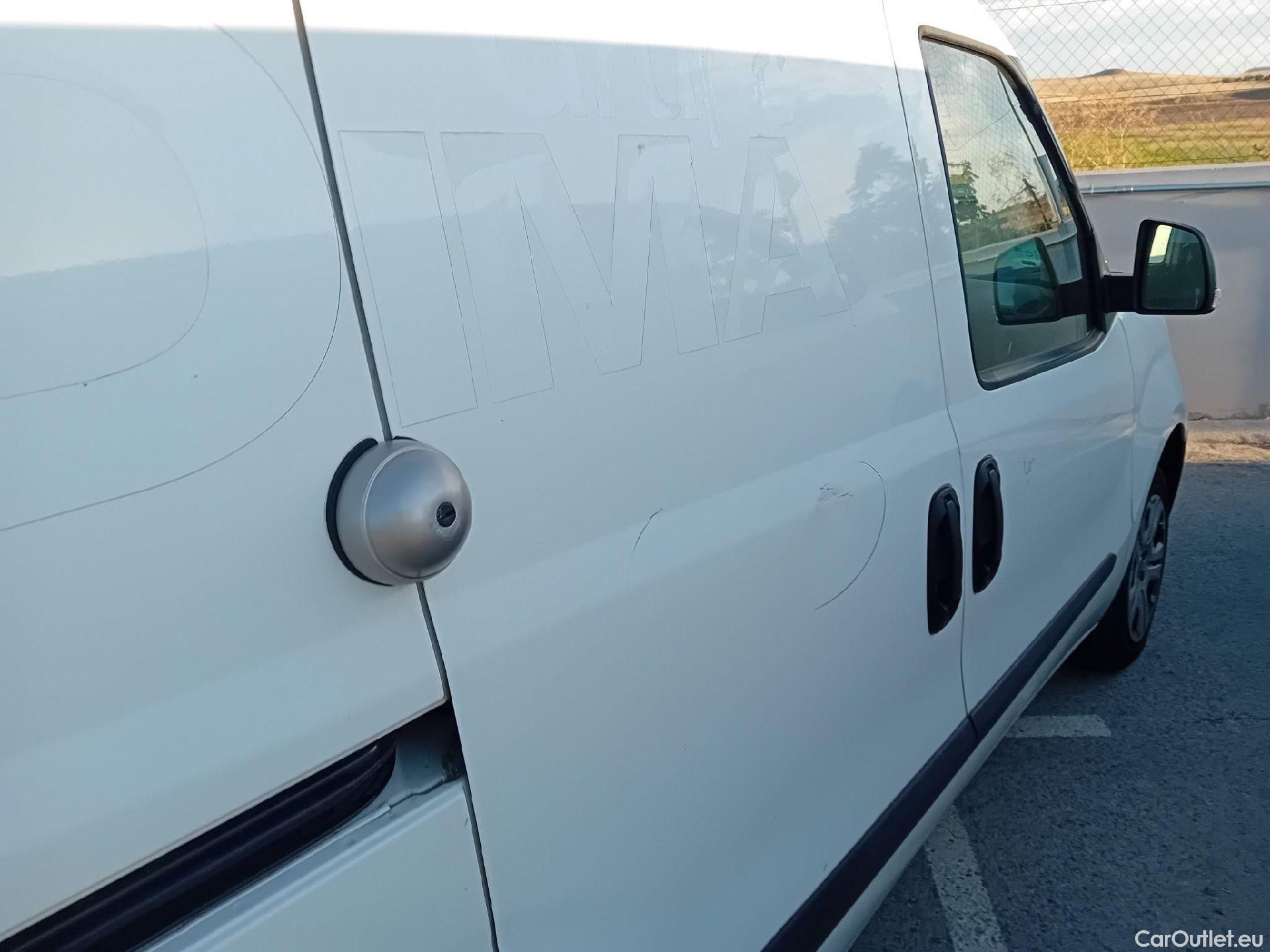  Fiat  Doblo FIAT Doblò Cargo/2015/4P/furgón derivado de turismo Cargo SX 1.3 Mjet 70 kW (95 CV) #30