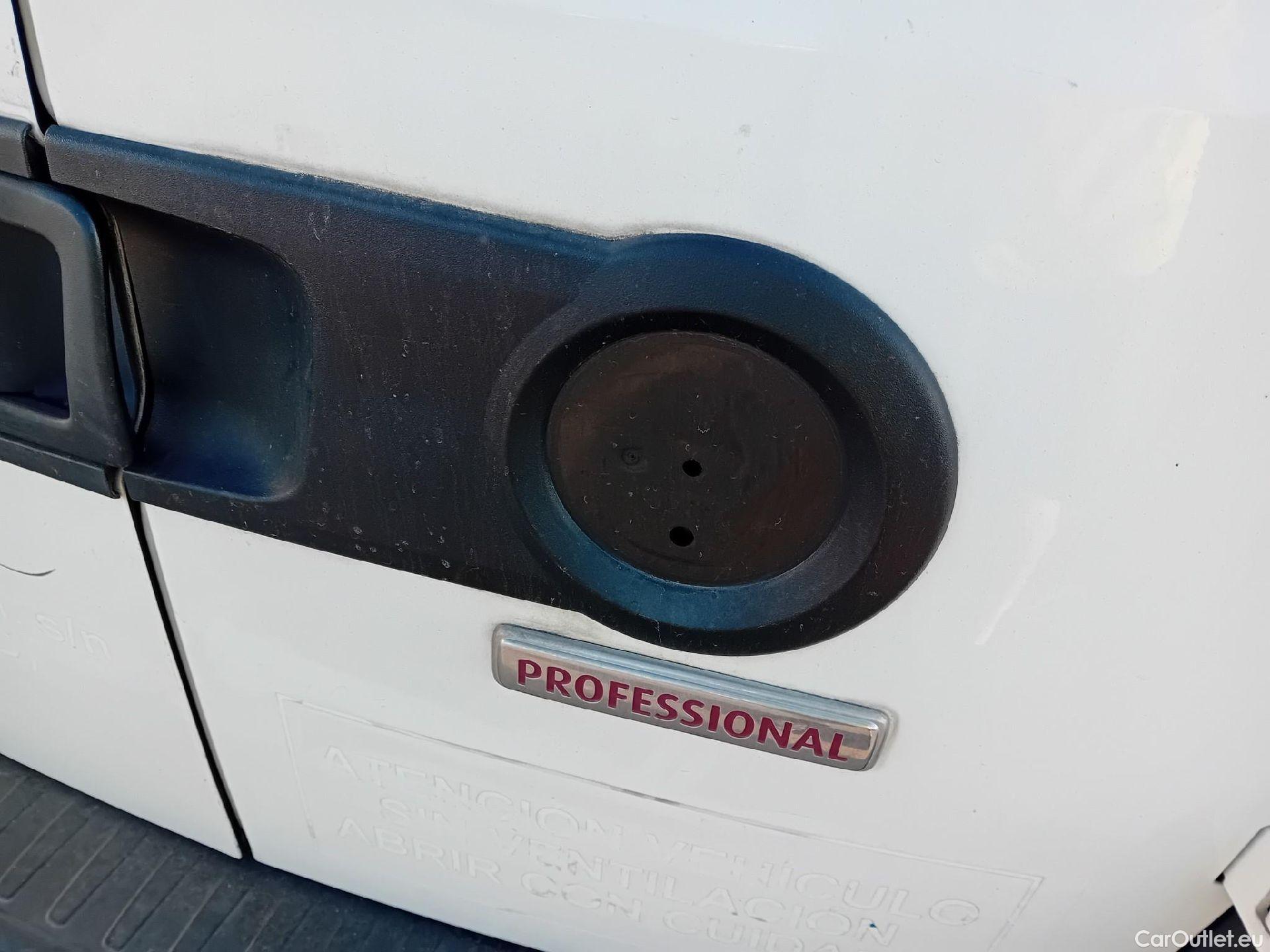  Fiat  Doblo FIAT Doblò Cargo/2015/4P/furgón derivado de turismo Cargo SX 1.3 Mjet 70 kW (95 CV) #34