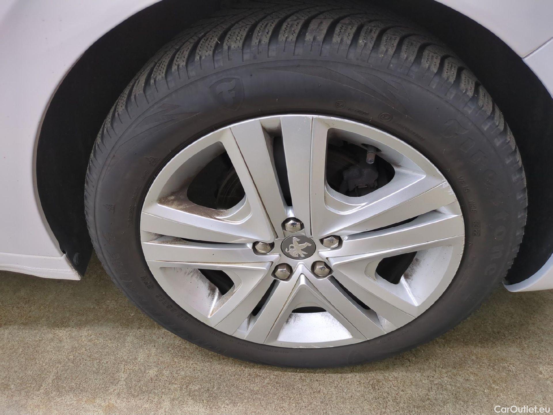  Peugeot  208  Signature 1.2 PureTech 80CV BVM5 E6dT #1