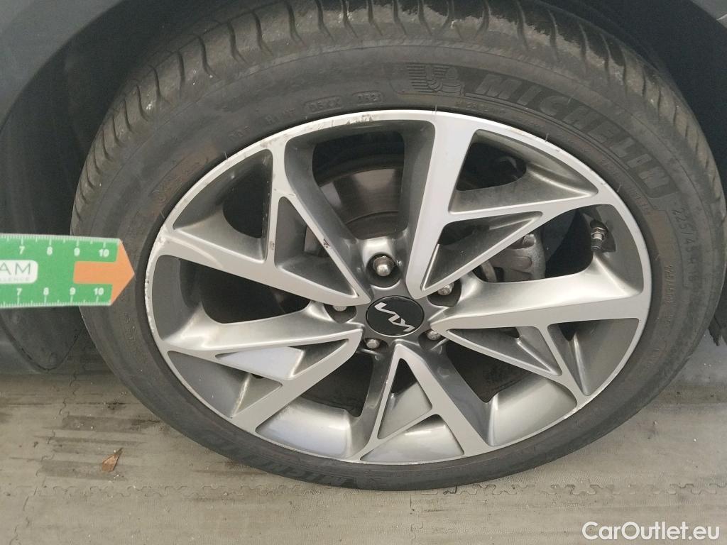  KIA  Niro KIA  / 2019 / 5P / crossover 1.6 GDi HEV 104kW (141CV) Emotion (AC) #6