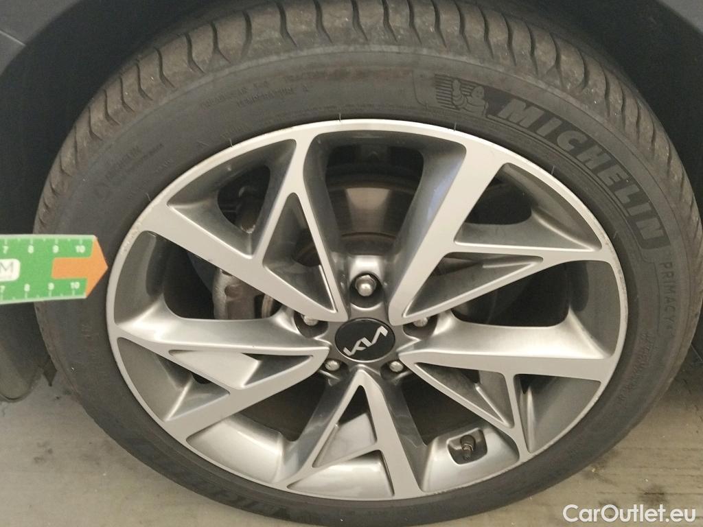  KIA  Niro KIA  / 2019 / 5P / crossover 1.6 GDi HEV 104kW (141CV) Emotion (AC) #4