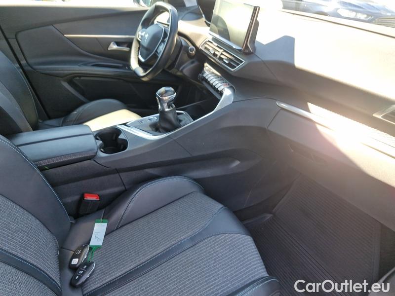  Peugeot  3008  (2016)  1.5bHDi 130 Allure #61