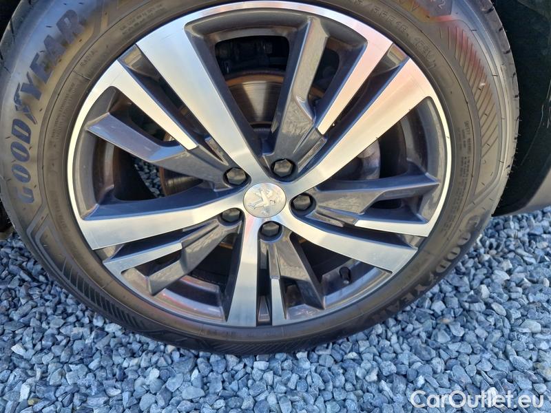  Peugeot  3008  (2016)  1.5bHDi 130 Allure #63