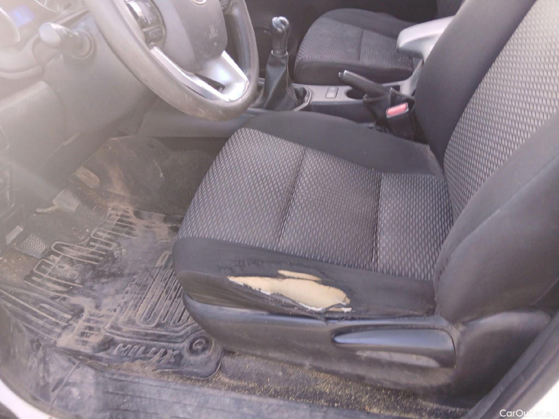  Toyota  Hilux TOYOTA  / 2016 / 4P / pickup 2.4 D-4D Cabina Doble GX #13
