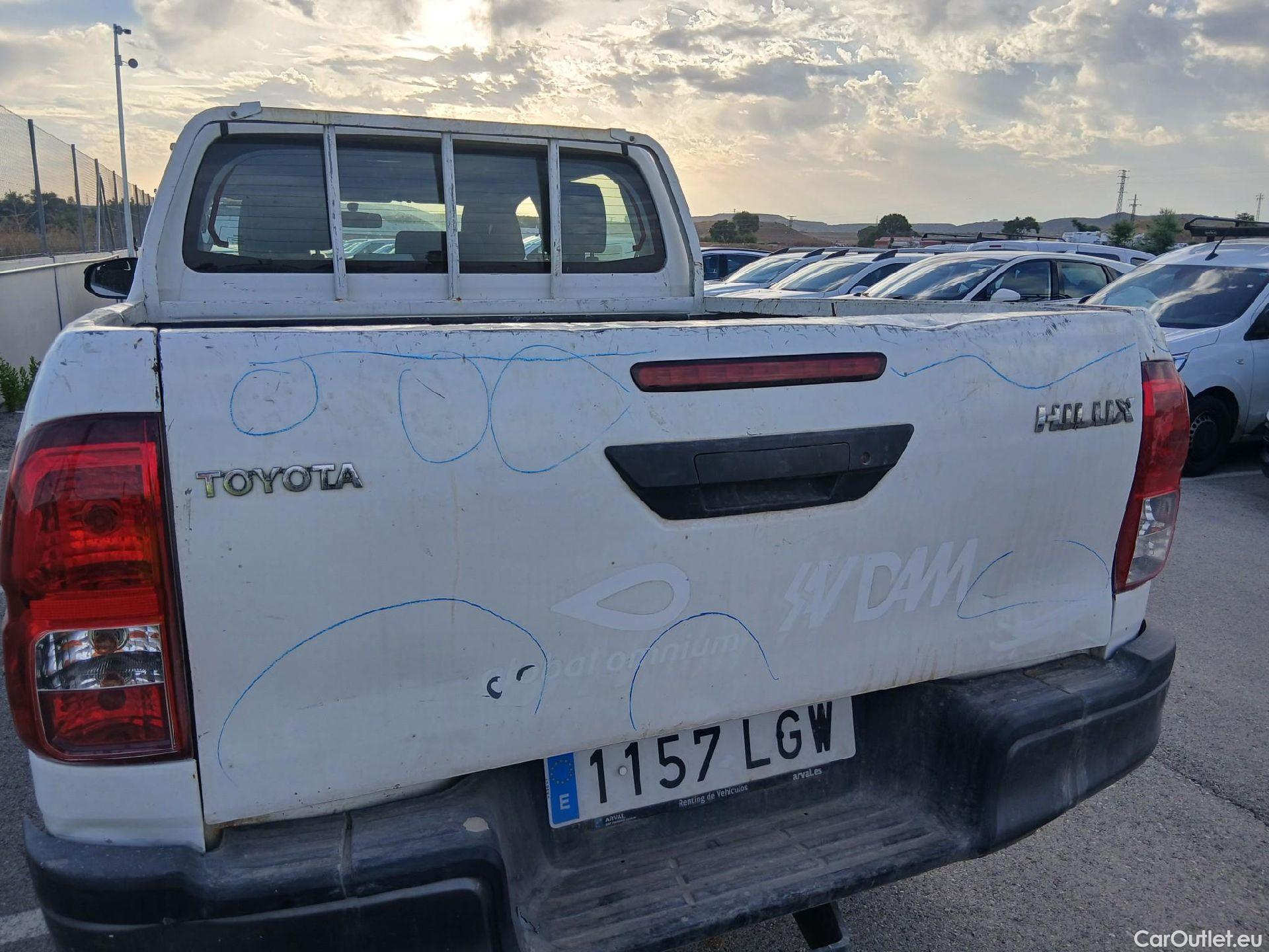  Toyota  Hilux TOYOTA  / 2016 / 4P / pickup 2.4 D-4D Cabina Doble GX #25