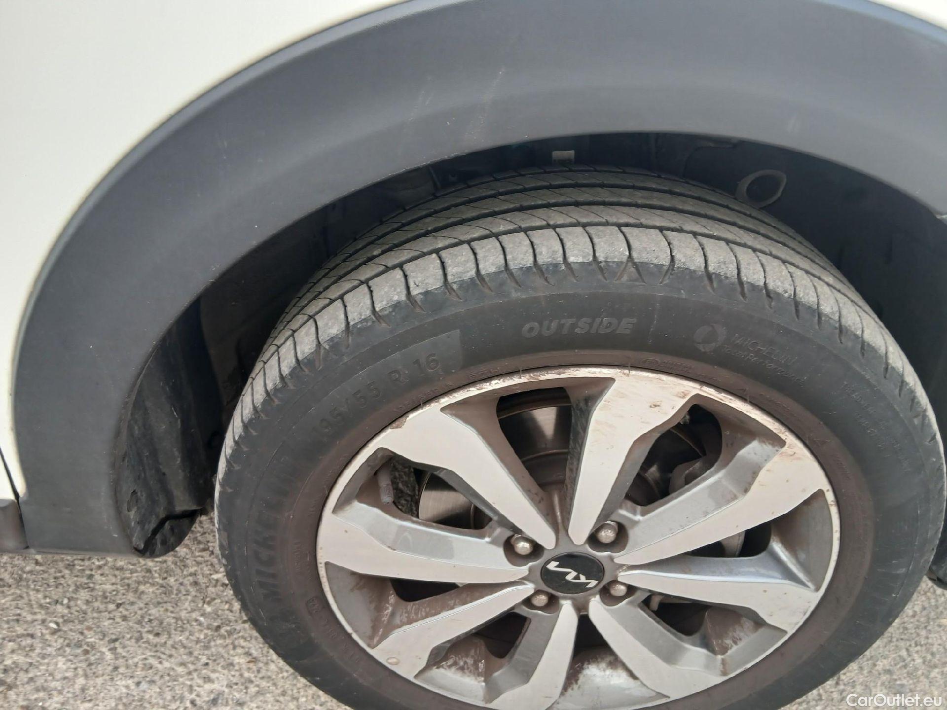  KIA  STONIC KIA  / 2017 / 5P / todoterreno 1.2 DPi 62kW (84CV) Concept #32