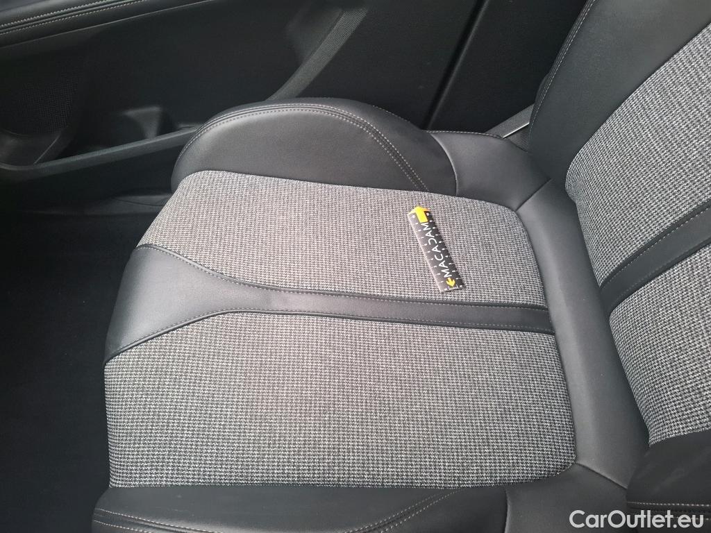  Peugeot  5008 PEUGEOT  / 2016 / 5P / SUV Puretech 130 S&S EAT8 Allure #77