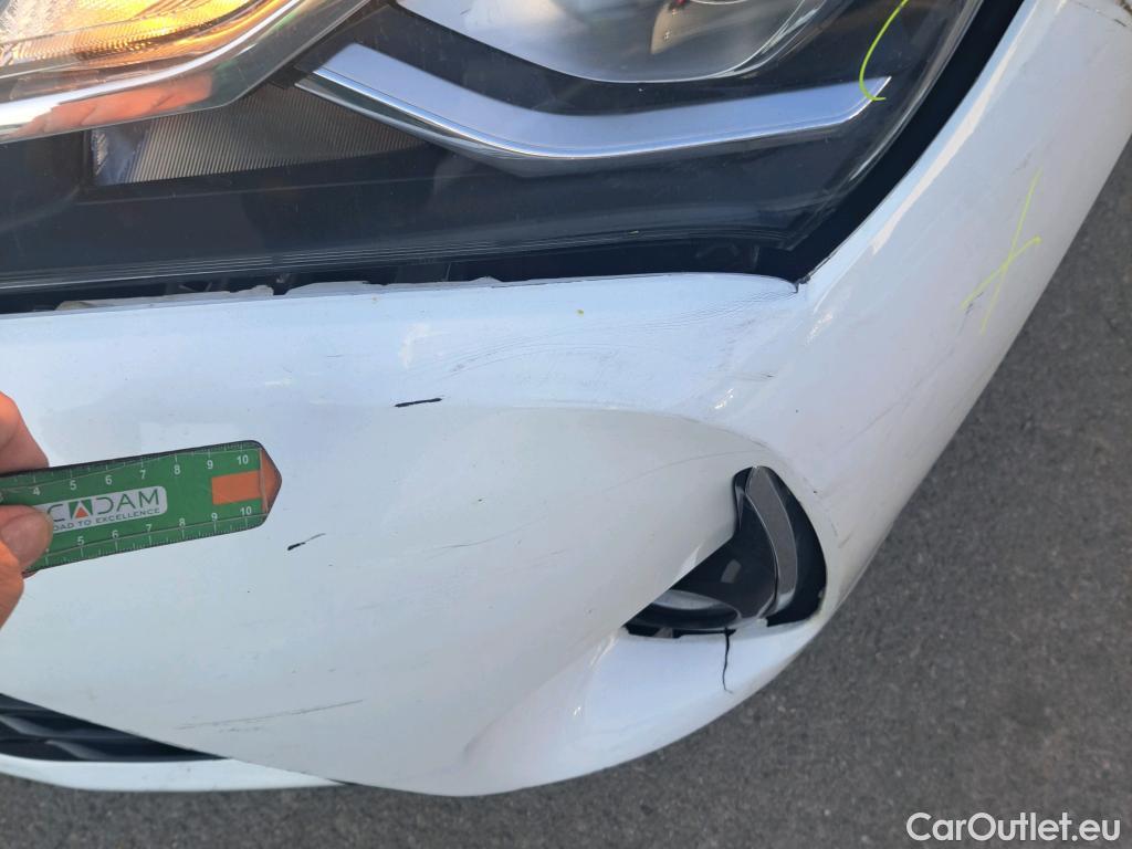  Toyota  Yaris TOYOTA  / 2017 / 5P / berlina con portón 1.5 100H Active #3