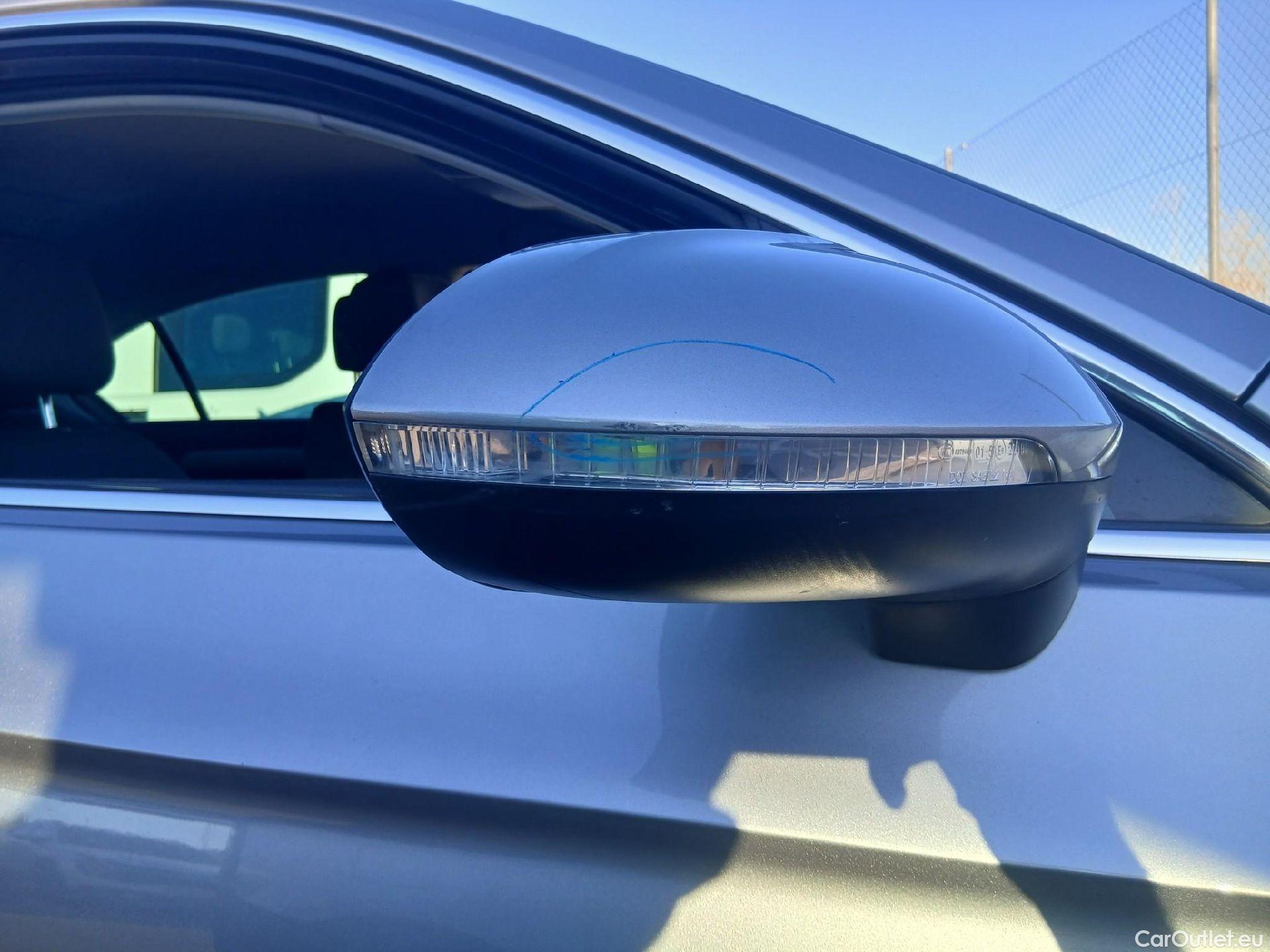  Volkswagen  Passat VOLKSWAGEN  / 2019 / 4P / sedán Executive 2.0 TDI 110kW (150CV) #24