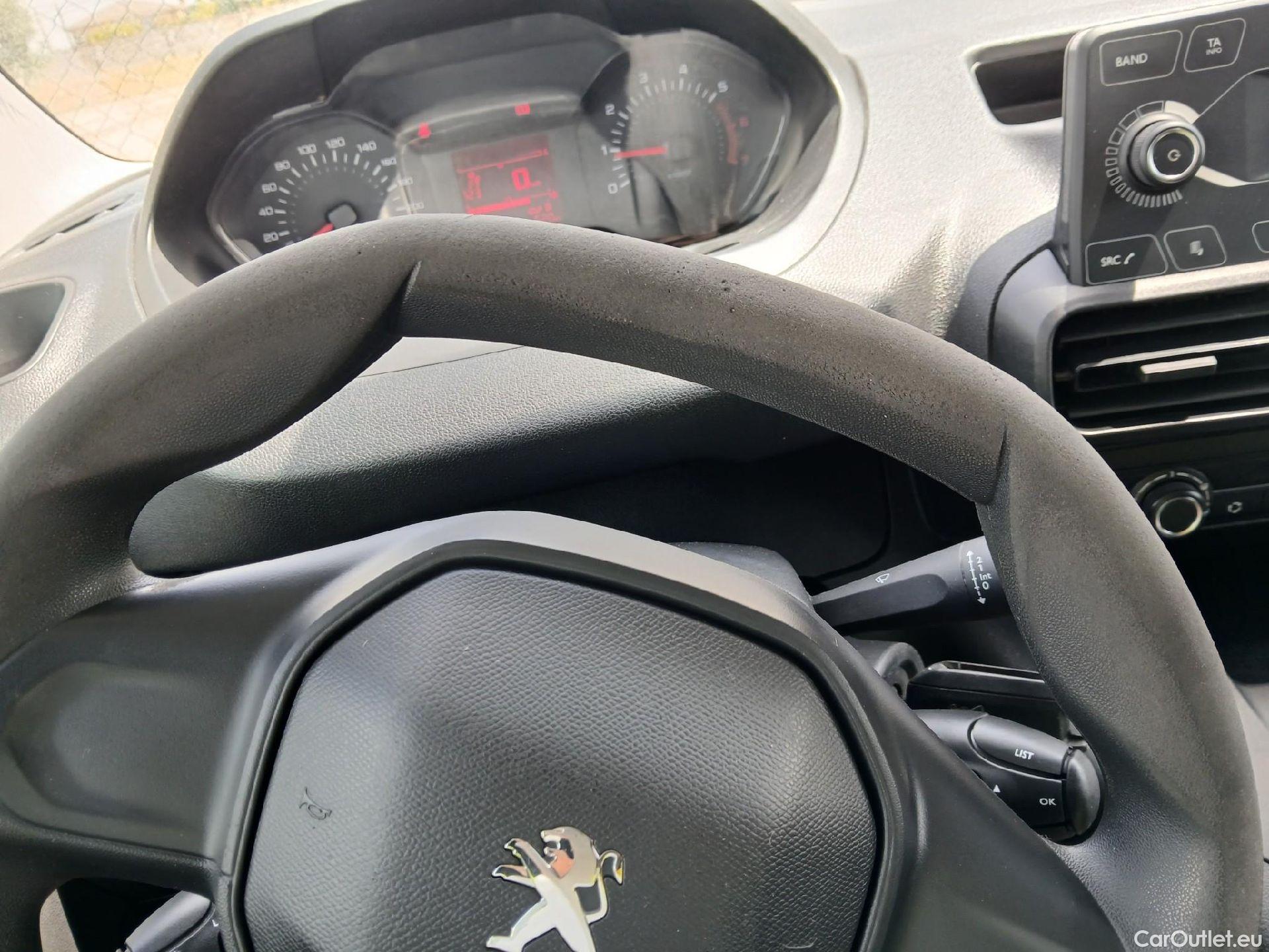  Peugeot  Partner PEUGEOT  / 2018 / 3P / furgón derivado de turismo Pro Standard 600kg BlueHDi 73kW (AC) #46