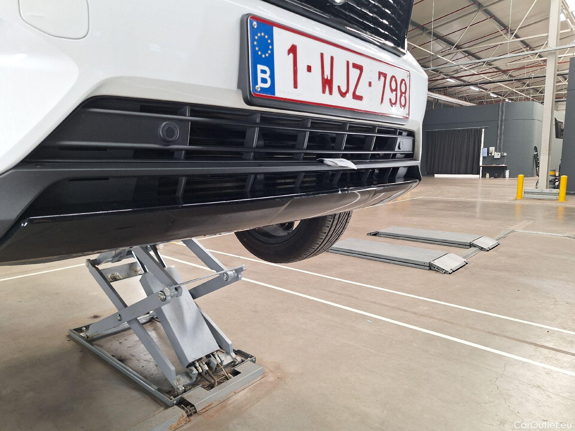  Volvo  XC 40 Volvo, XC40 '17, Volvo XC40 T3 Geartronic R-Design 5d #44