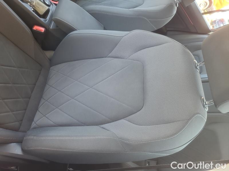 Volkswagen  Golf  VIII (CD1) (2019) Var.2.0TDI 110 Style 5d #6