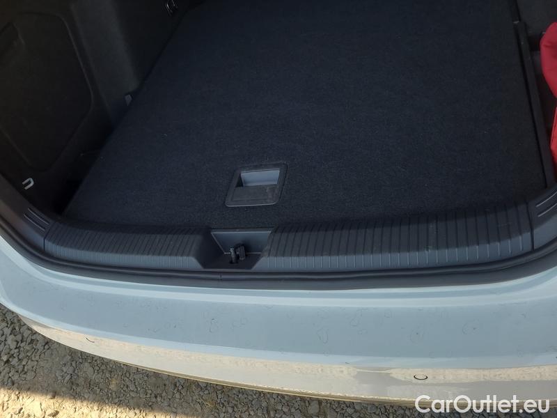  Volkswagen  Golf  VIII (CD1) (2019) Var.2.0TDI 110 Style 5d #8