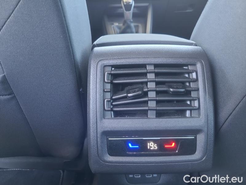  Volkswagen  Golf  VIII (CD1) (2019) Var.2.0TDI 110 Style 5d #3