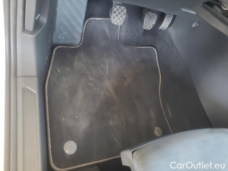  Volkswagen  Golf  VIII (CD1) (2019) Var.2.0TDI 110 Style 5d #4