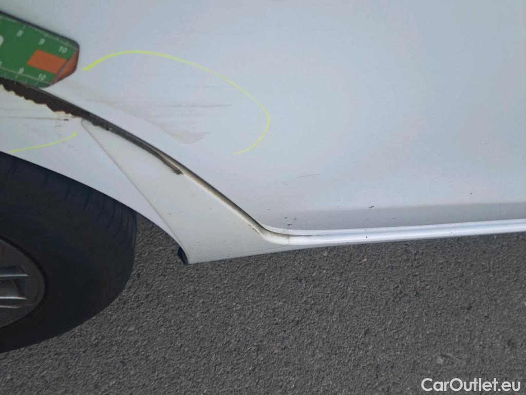 Toyota  Yaris TOYOTA  / 2017 / 5P / berlina con portón 1.5 100H Active 2 plazas #53