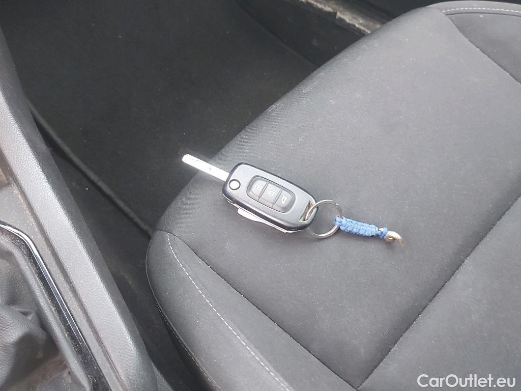  Renault  Clio RENAULT  / 2019 / 5P / berlina con portón Business Blue dCi 63 kW (85CV) #1