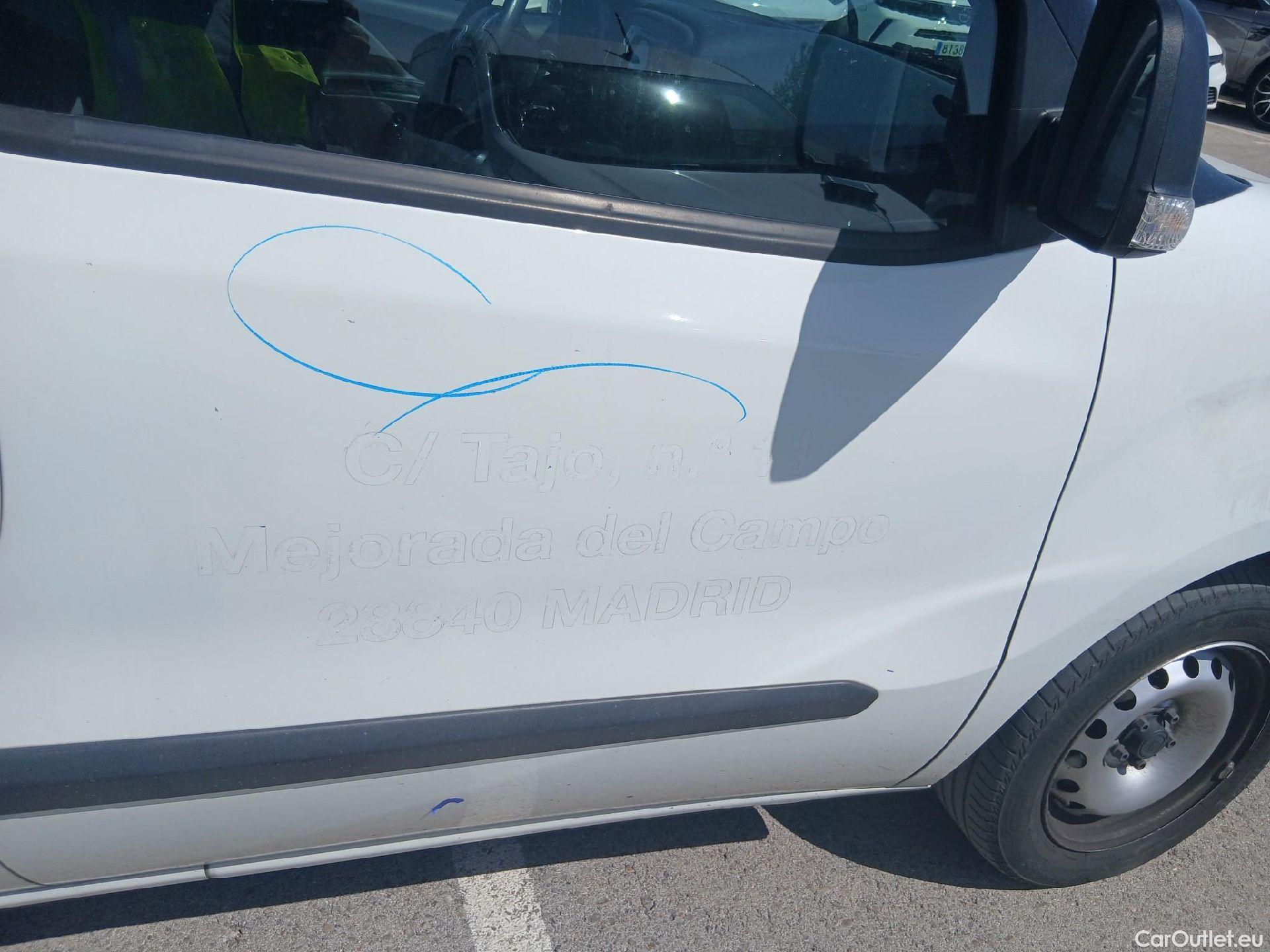  Fiat  Doblo FIAT Doblò Cargo/2015/3P/furgón derivado de turismo Cargo Base Plus 1.3 Mjet 70kW (95CV) #28