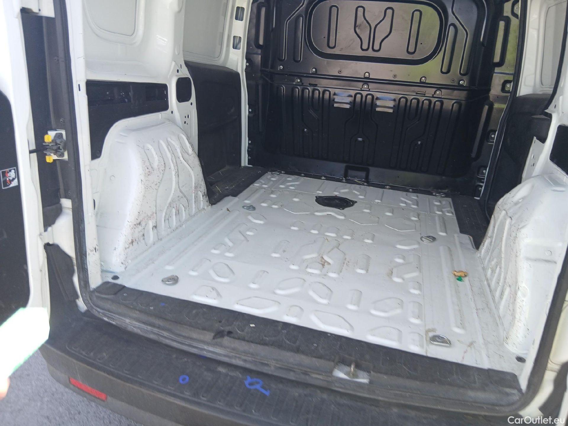  Fiat  Doblo FIAT Doblò Cargo/2015/3P/furgón derivado de turismo Cargo Base Plus 1.3 Mjet 70kW (95CV) #5